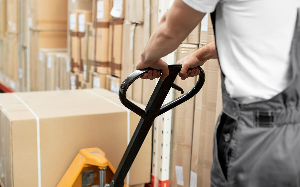 Lagerhaus mit Waren - freepik.com Lagerhaus mit Waren - freepik.com