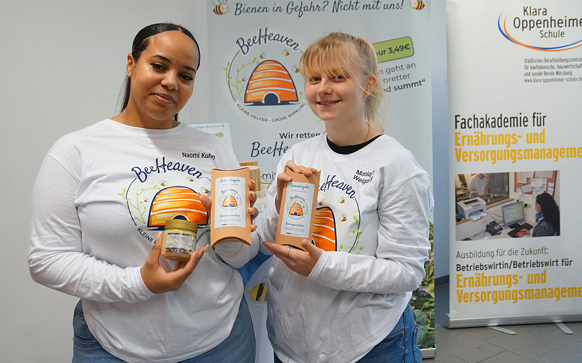 Die kleinen Samenkugeln der Schülerfirma BeeHeaven vorgestellt von zwei Schülerinnen Die kleinen Samenkugeln der Schülerfirma BeeHeaven vorgestellt von zwei Schülerinnen