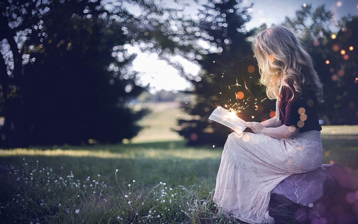 Buch Vorleserin Maedchen pixabay Buch Vorleserin Maedchen pixabay