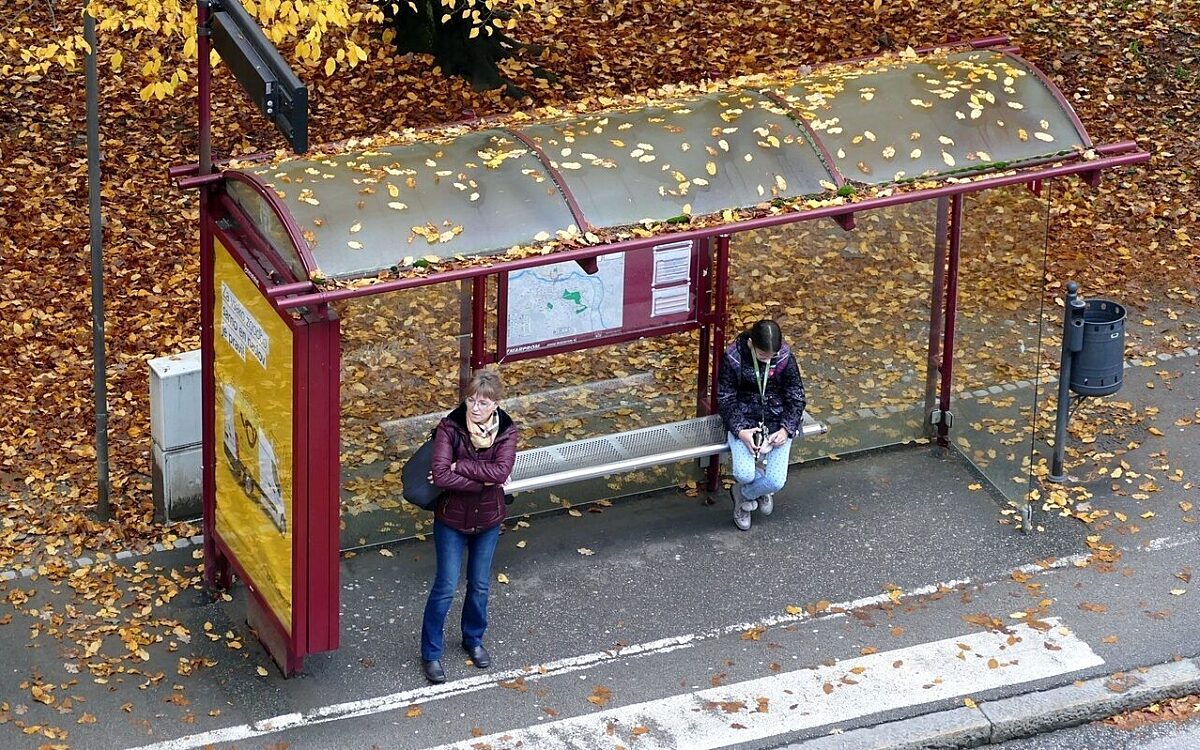 Eine Bushaltestelle im Herbst Eine Bushaltestelle im Herbst