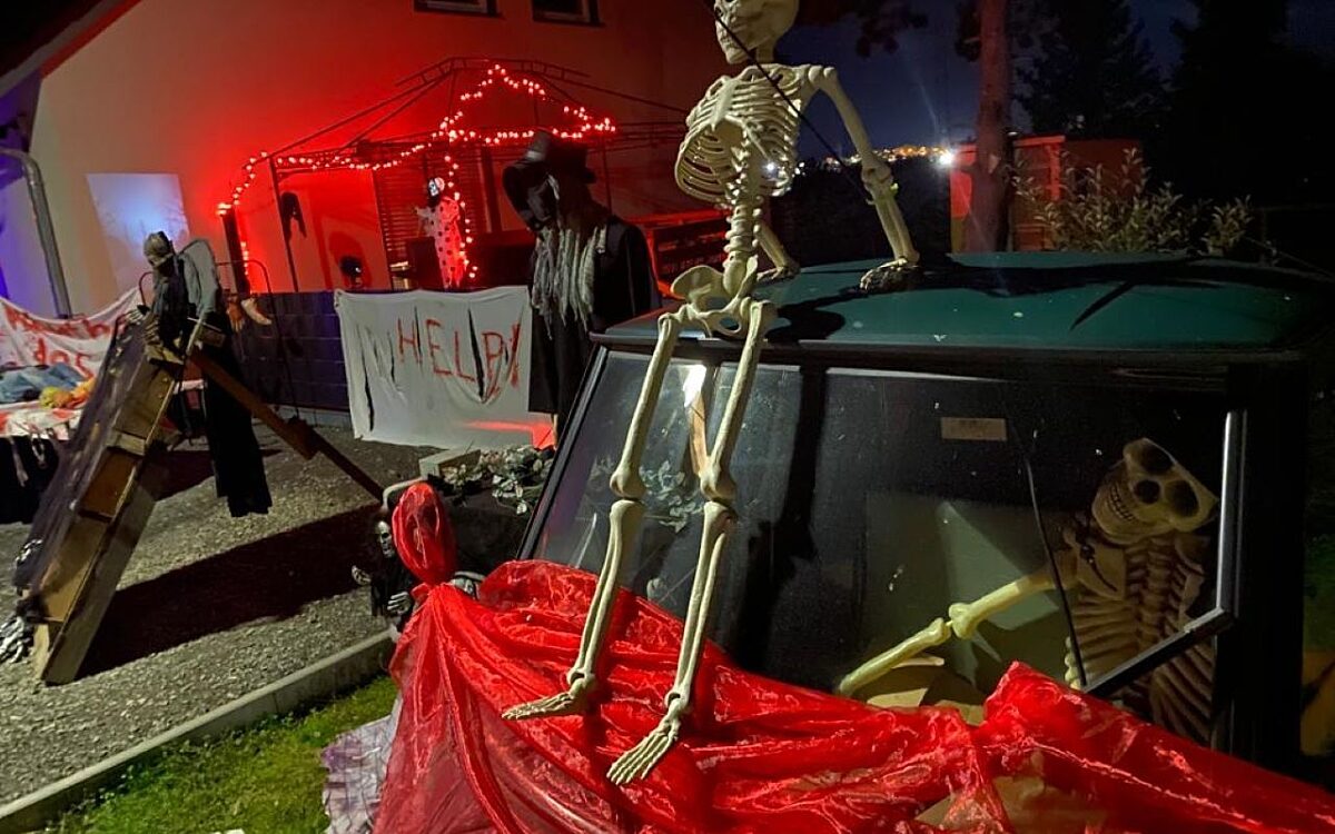 Das Halloween Haus in Lengfeld Skelett Das Halloween Haus in Lengfeld Skelett