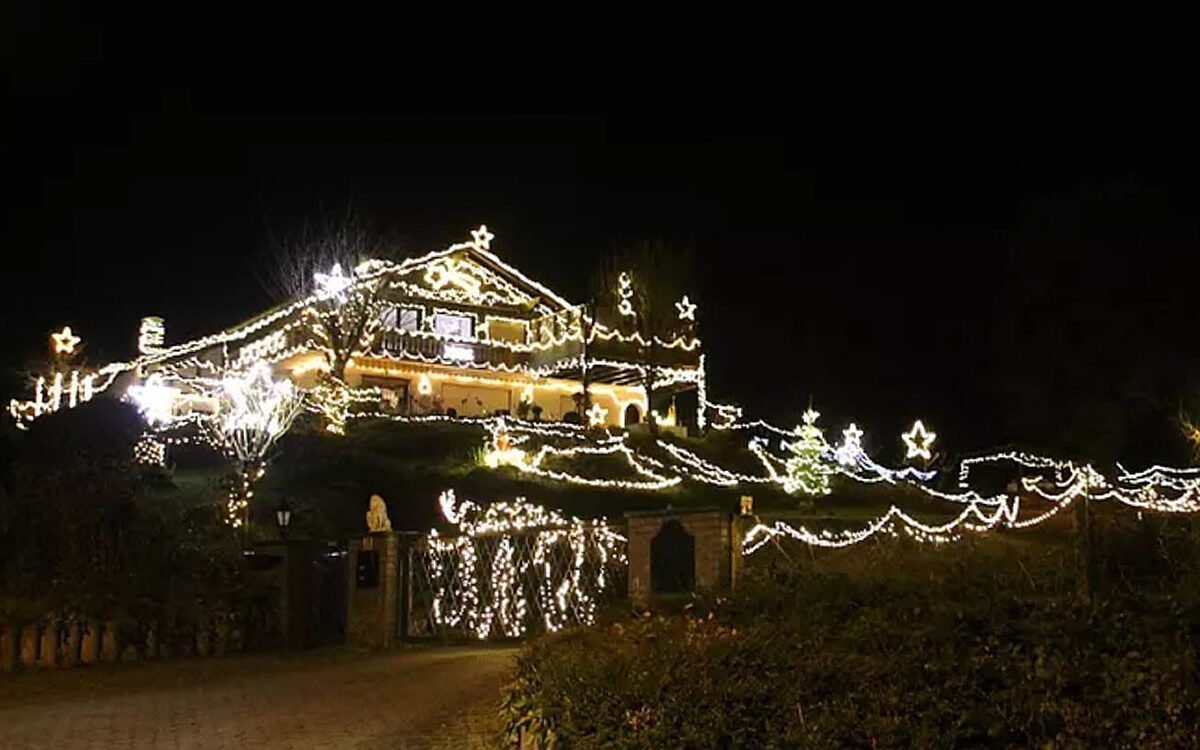 Weihnachtshaus in Adelsberg mit 8000 Lichter Weihnachtshaus in Adelsberg mit 8000 Lichter