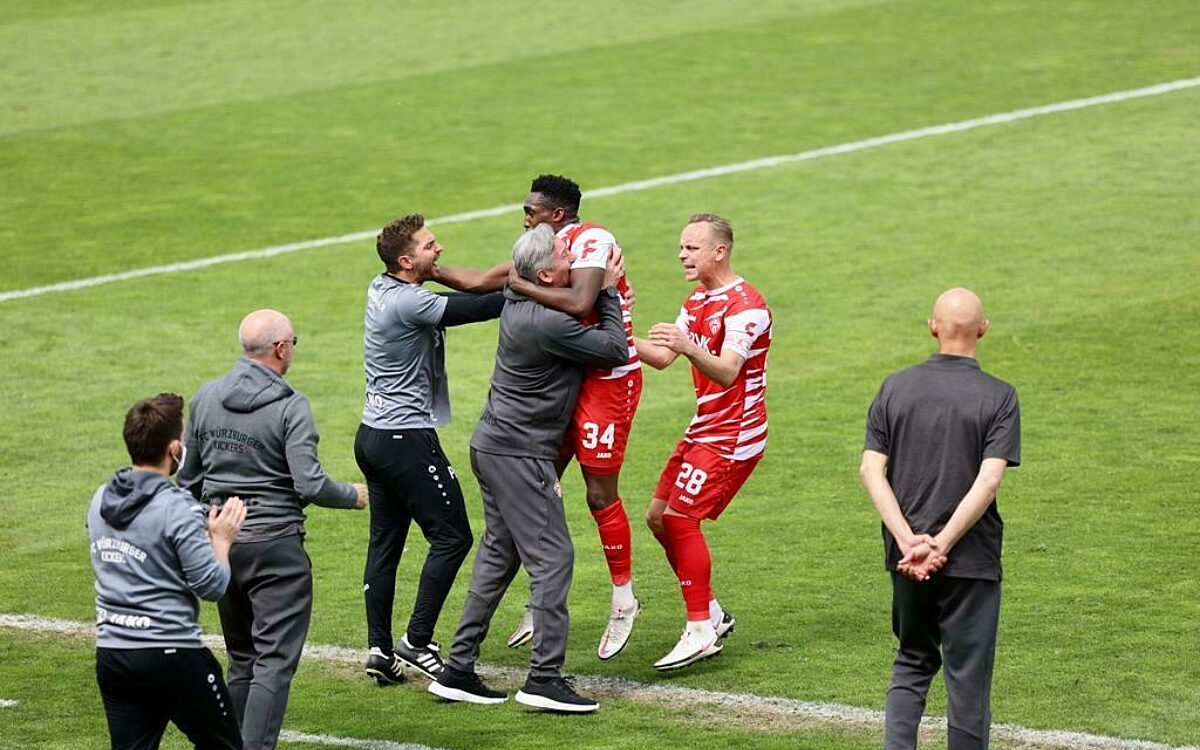 Wuerzburger Kickers Jubel ueber den Ausgleich Wuerzburger Kickers Jubel ueber den Ausgleich