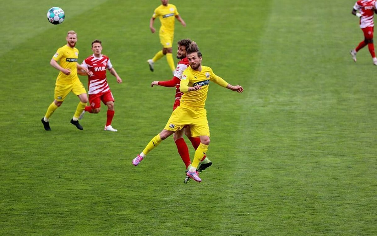 Wuerzburger Kickers gegen Osnabrueck Zweikampf erste Halbzeit Kopfballduell Wuerzburger Kickers gegen Osnabrueck Zweikampf erste Halbzeit Kopfballduell