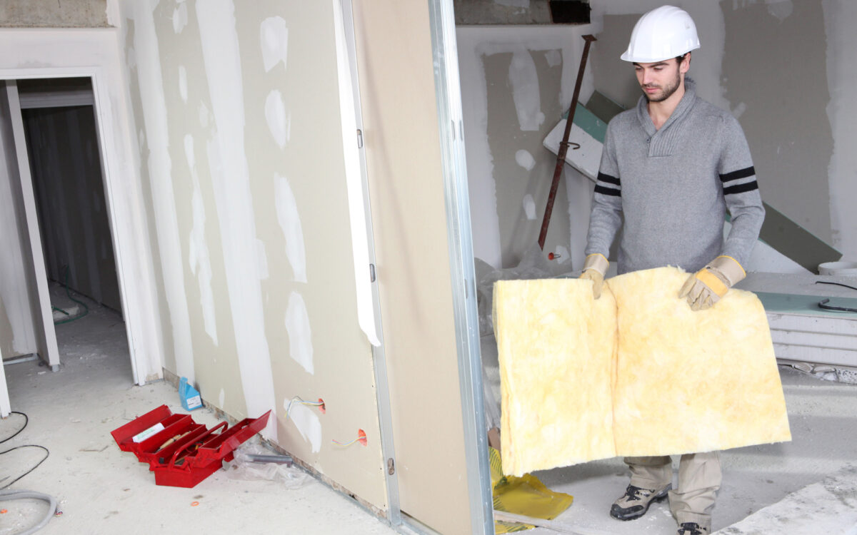 Handwerker mit Dämmung - auremara / stock.adobe.com Handwerker mit Dämmung - auremara / stock.adobe.com