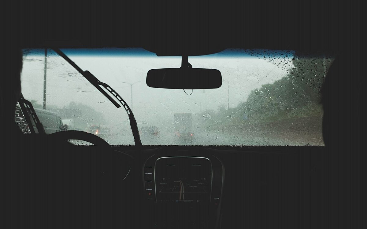 Autofahren bei Regen - unsplash.com Autofahren bei Regen - unsplash.com