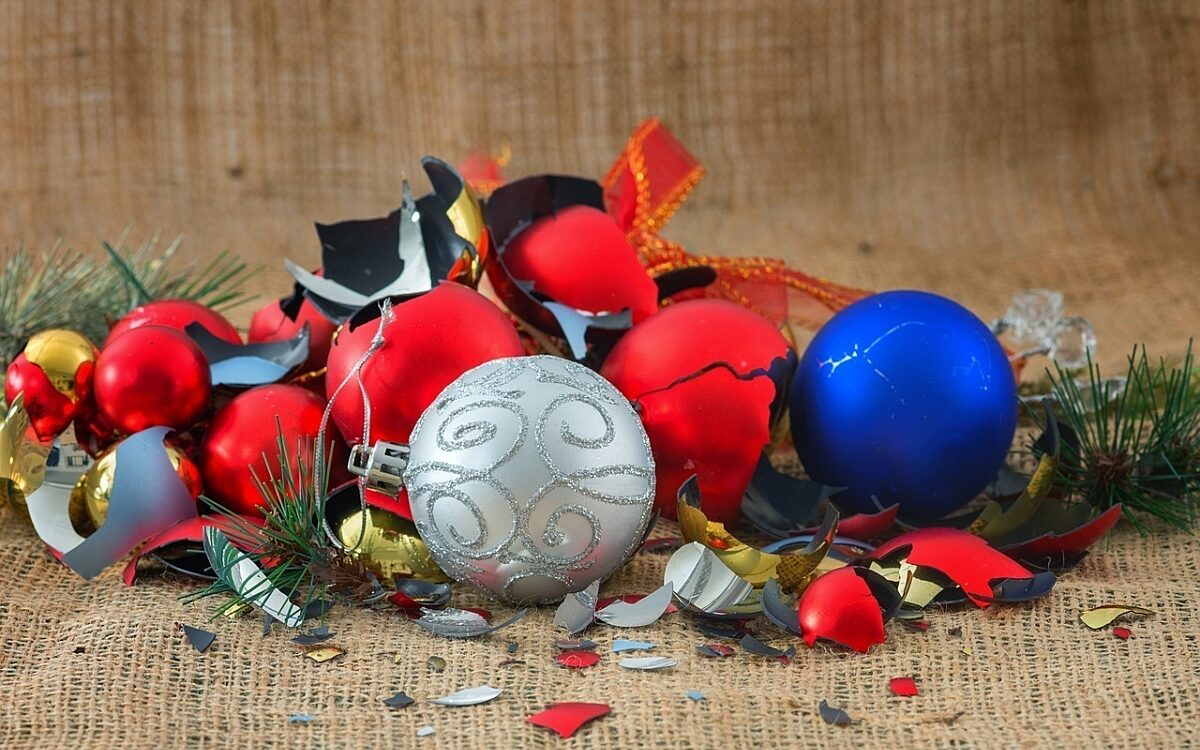 Symbolbild zerbrochene Weihnachtskugeln Symbolbild zerbrochene Weihnachtskugeln