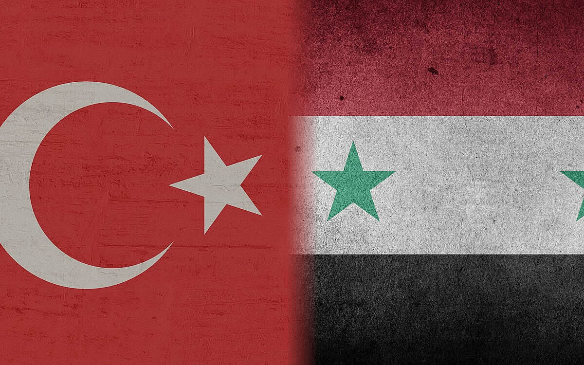 Die Flaggen der Türkei und Syriens Die Flaggen der Türkei und Syriens