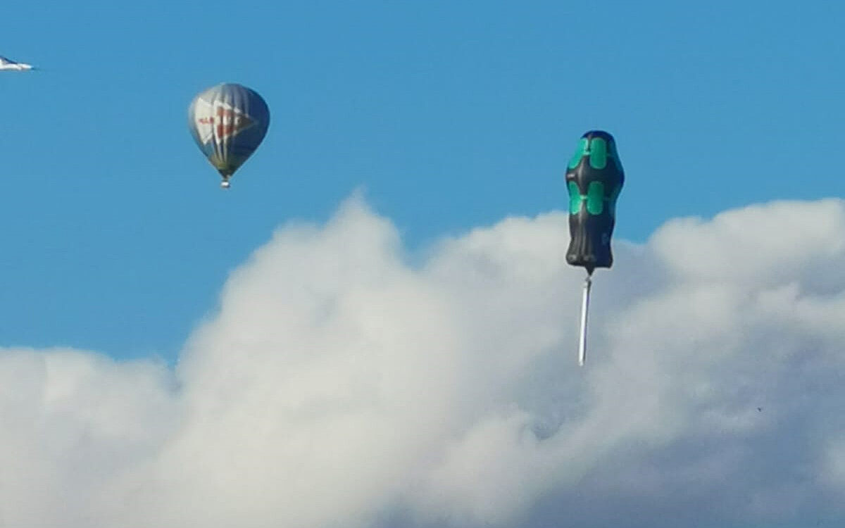 Fliegender schraubenzieher heissluftballon Fliegender schraubenzieher heissluftballon