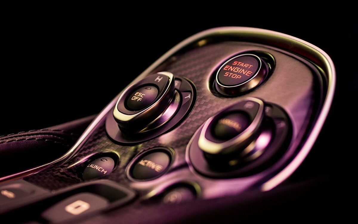 Start-Stopp Knopf im Auto - unsplash.com Start-Stopp Knopf im Auto - unsplash.com