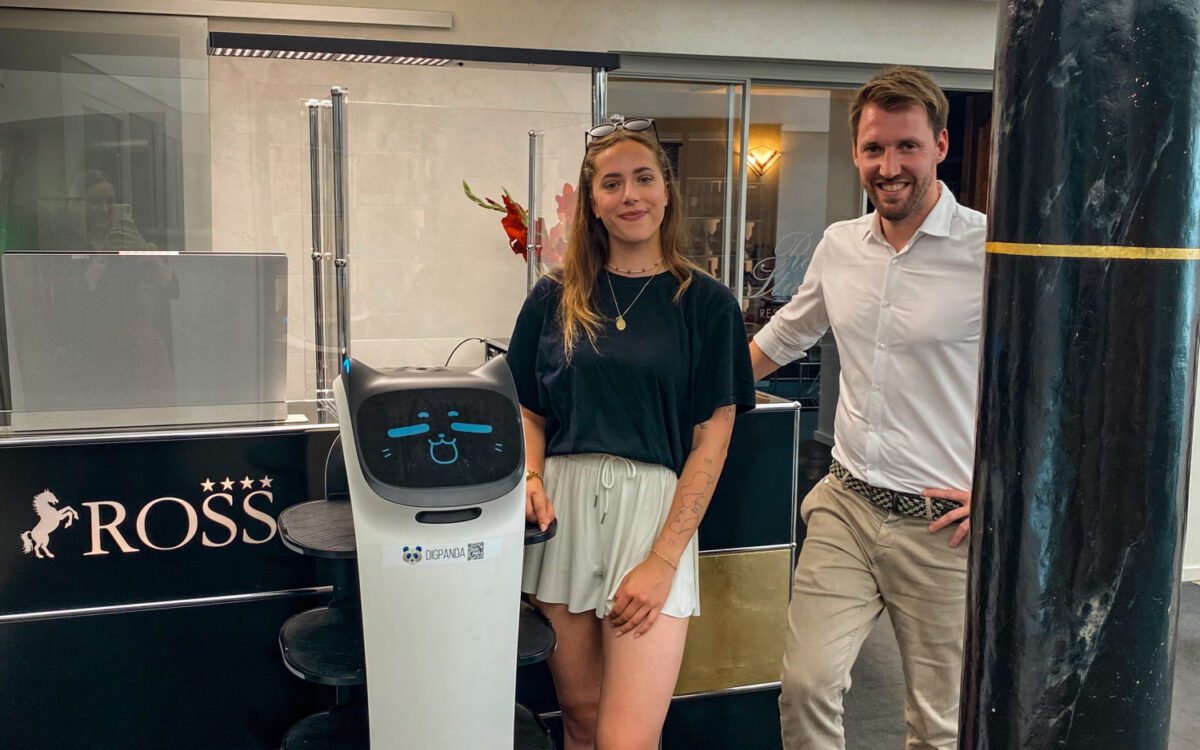 Foto mit Rossi dem Gastro Roboter Foto mit Rossi dem Gastro Roboter