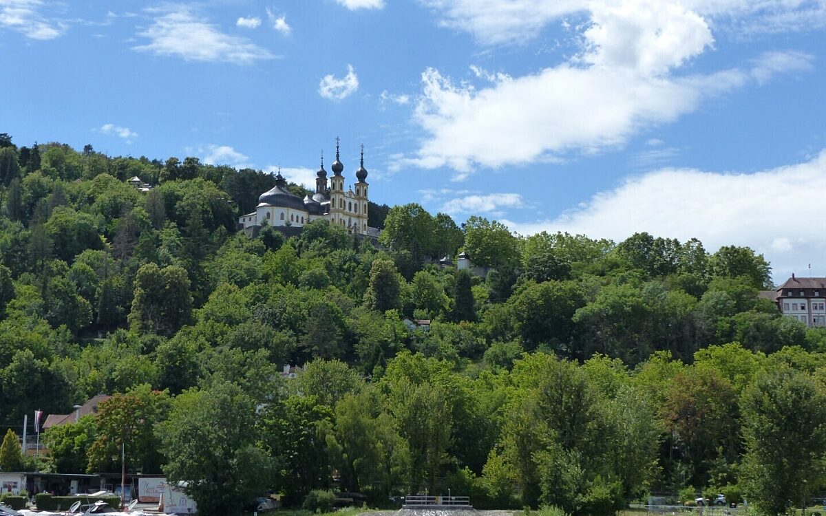 Das Würzburger Käppele vom Mainufer aus fotografiert Das Würzburger Käppele vom Mainufer aus fotografiert