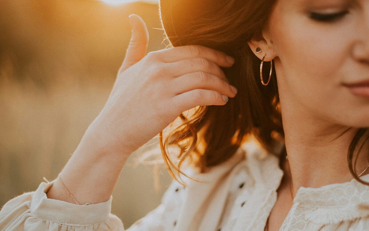 Frau mit Ohrringen - unsplash.com Frau mit Ohrringen - unsplash.com