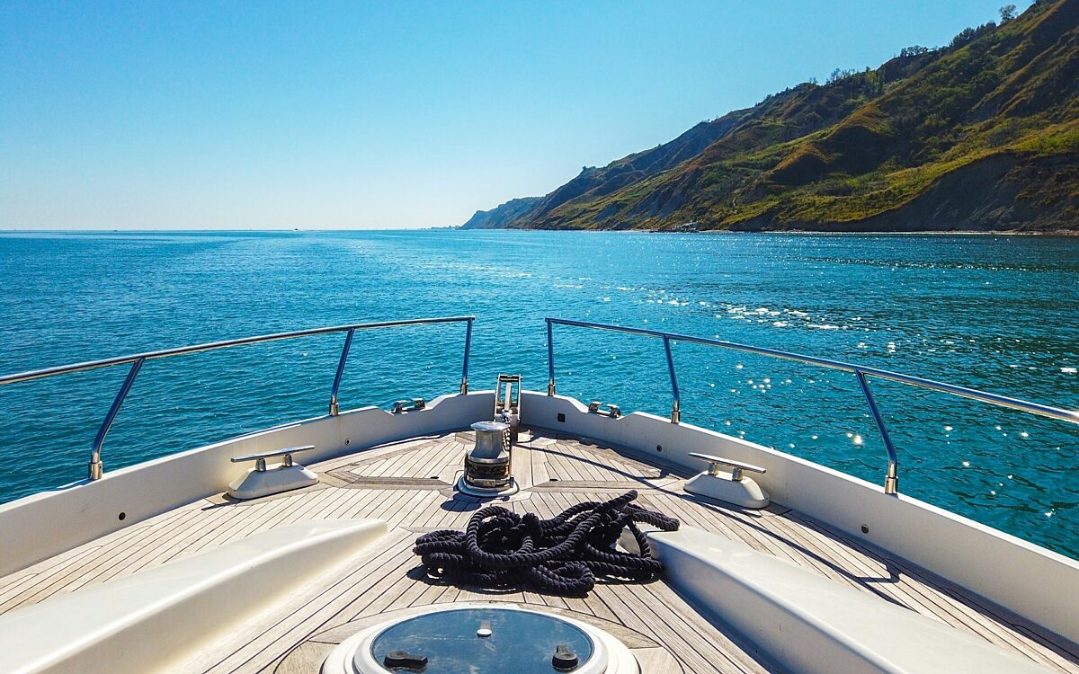 Yacht - unsplash.com Yacht - unsplash.com