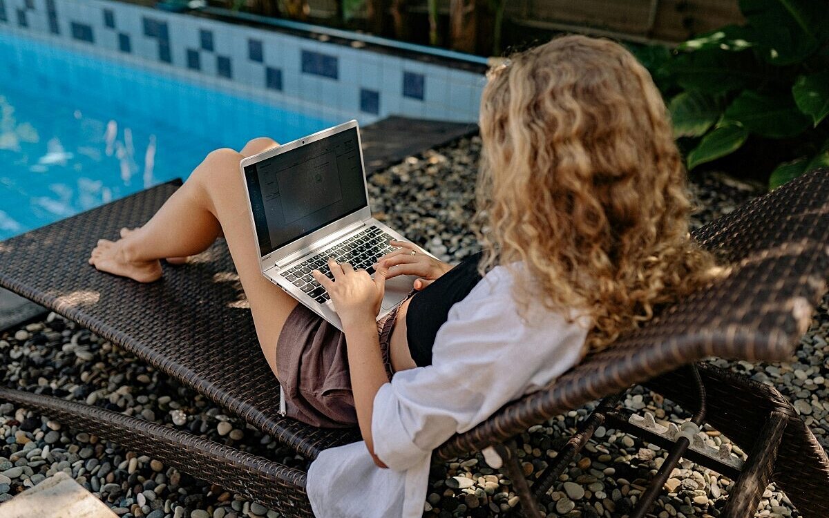 Pexels Frau Pool Laptop Pexels Frau Pool Laptop
