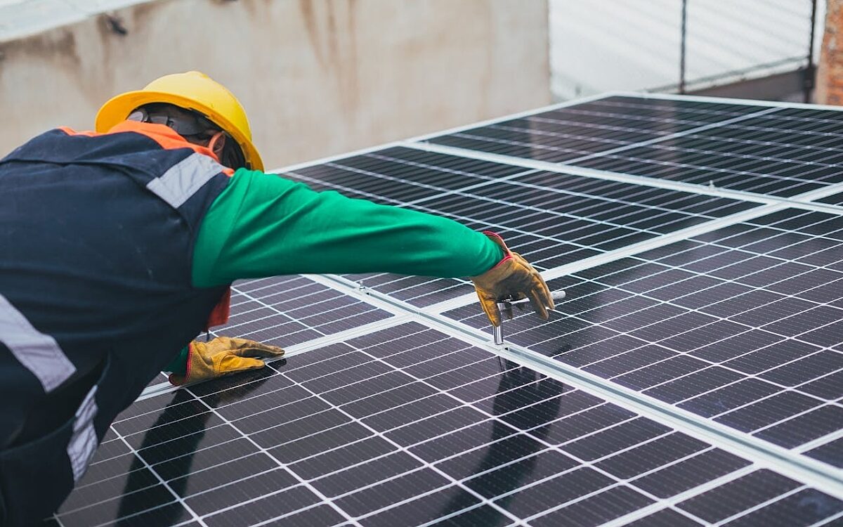 Solaranlage wird installiert - pexels.com Solaranlage wird installiert - pexels.com