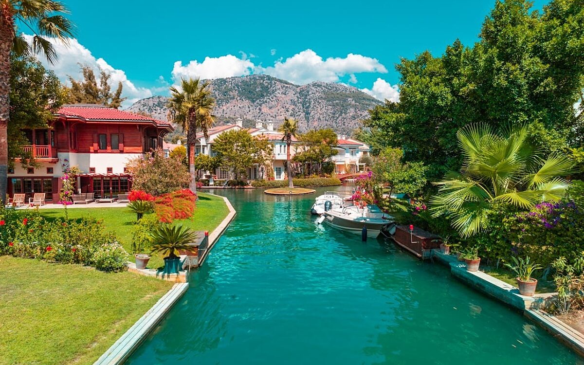 Wasserstraße mit Booten - pexels.com Wasserstraße mit Booten - pexels.com