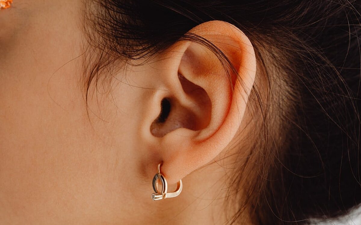 Kleine Ohrringe aus Gold - pexels.com Kleine Ohrringe aus Gold - pexels.com