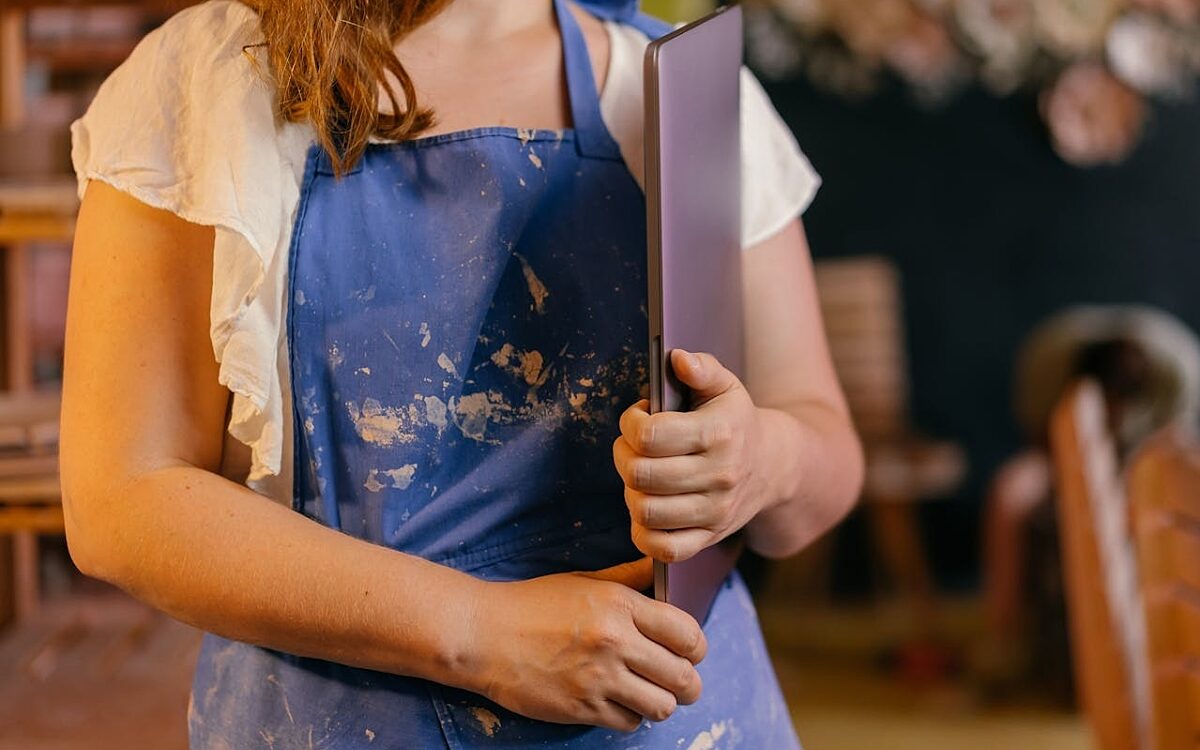 Handwerkerin mit Laptop - pexels.com Handwerkerin mit Laptop - pexels.com