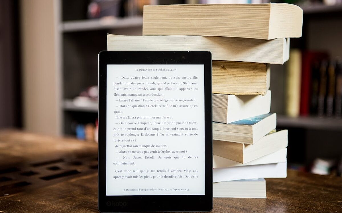 Bücher mit eBook Reader - pexels.com Bücher mit eBook Reader - pexels.com