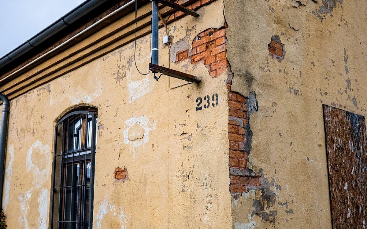 Putz bröckelt ab an der Faulenbergkaserne 239 Putz bröckelt ab an der Faulenbergkaserne 239