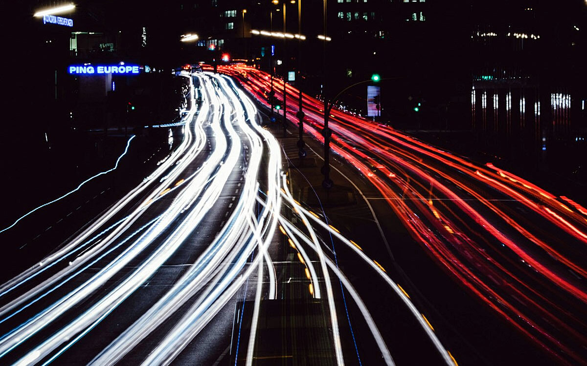 Autoscheinwerfer nachts - unsplash.com Autoscheinwerfer nachts - unsplash.com