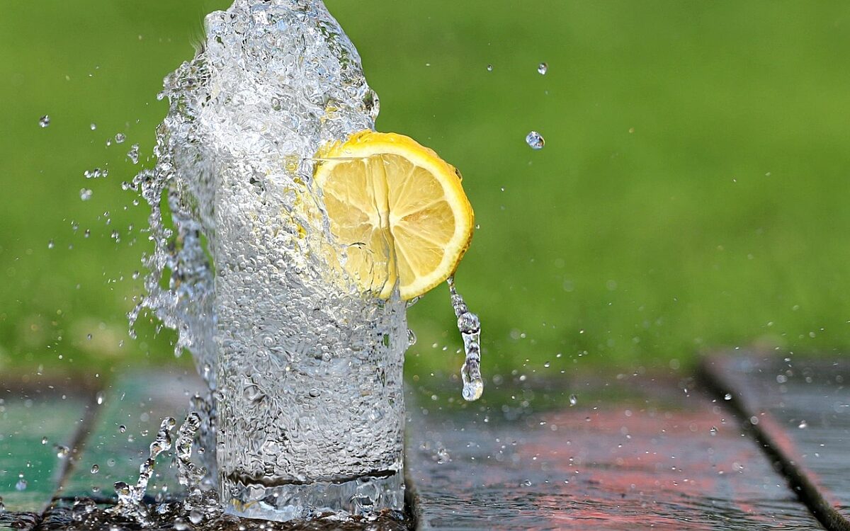 Water Glas Zitrone Spritz pixabay