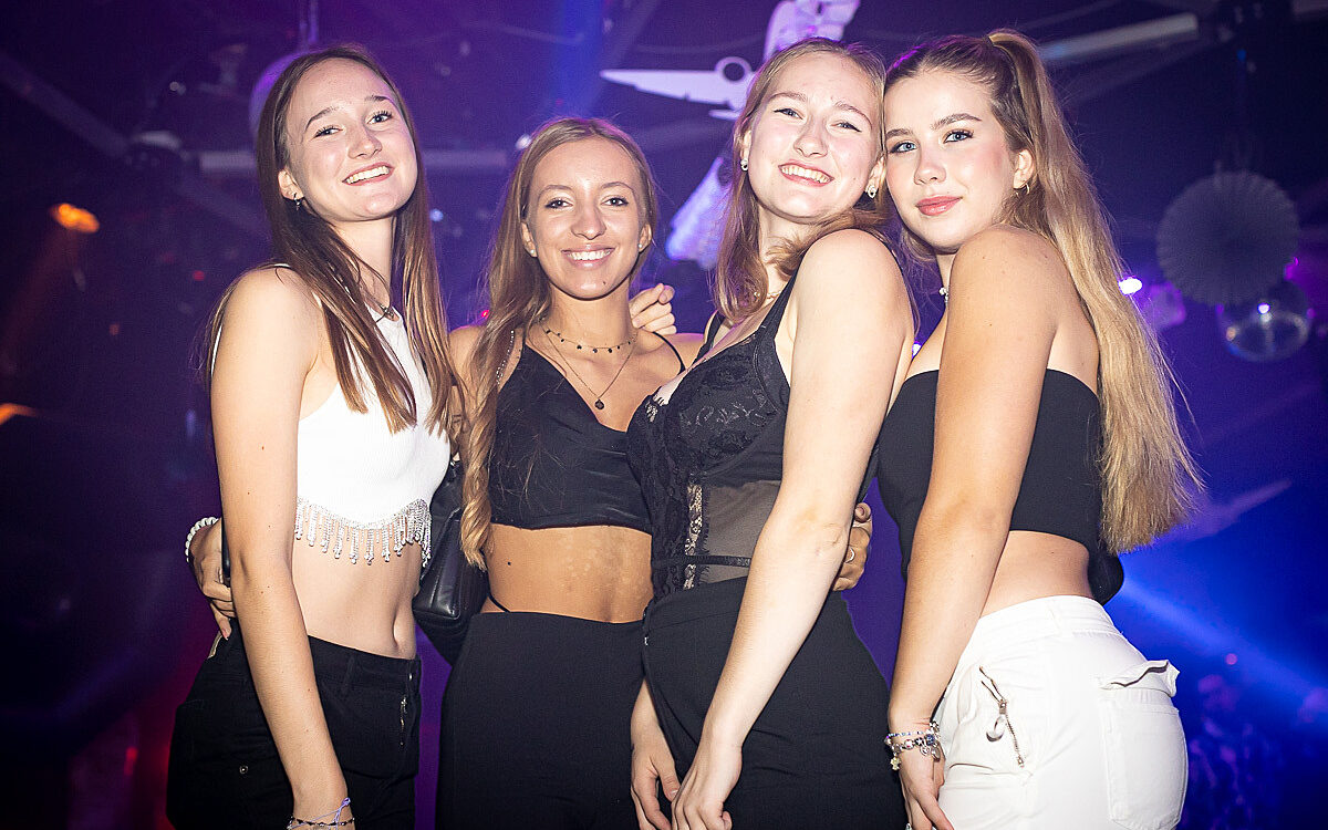 2022 09 30 Airport Black White 11 2022 09 30 Airport Black White 11