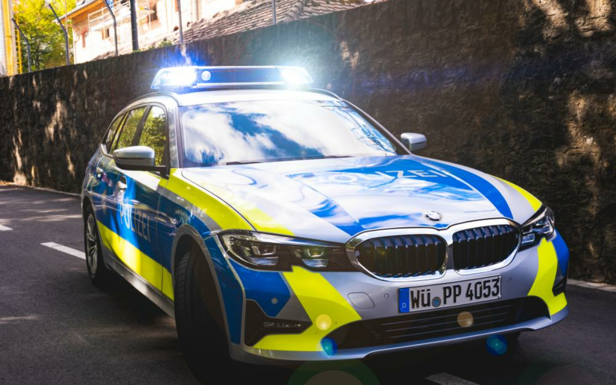 160508945326 08 20 polizeiauto blaulicht totale 160508945326 08 20 polizeiauto blaulicht totale