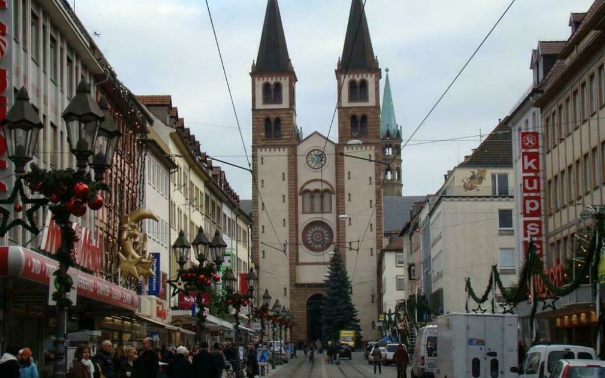Der Dom mit Weihnachtsdekoration in der Domstraße Der Dom mit Weihnachtsdekoration in der Domstraße