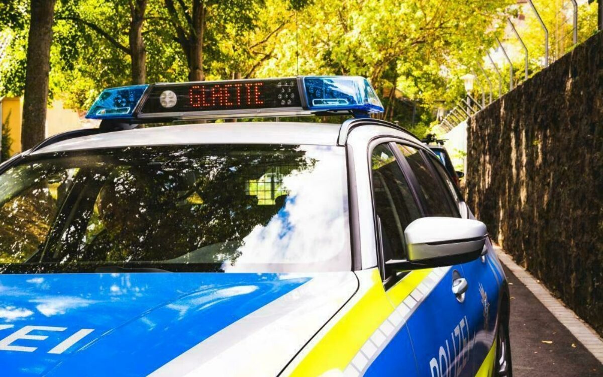 Polizeiauto vorne A5 GLÄTTE Polizeiauto vorne A5 GLÄTTE