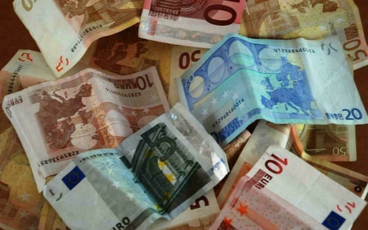 1606402369geldscheine zerknitttert 5 50 er foto fh 1606402369geldscheine zerknitttert 5 50 er foto fh