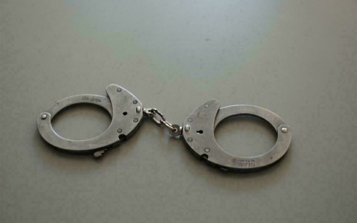 1606466338handschellen foto fh 1606466338handschellen foto fh