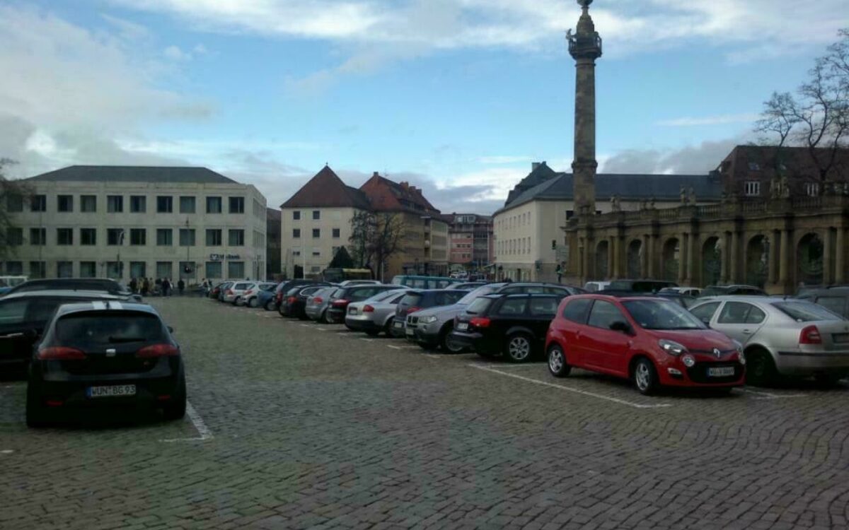 Autos parken vor der Würzburger Residenz Autos parken vor der Würzburger Residenz