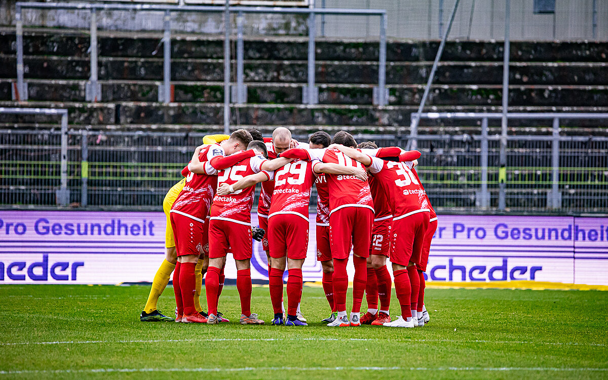 Würzburger Kickers Team Kreis vor dem Spiel Würzburger Kickers Team Kreis vor dem Spiel