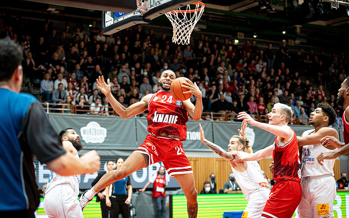 Wuerzburg Baskets Cameron Hunt Spieler Rebound gegen Syntainics MBC Wuerzburg Baskets Cameron Hunt Spieler Rebound gegen Syntainics MBC