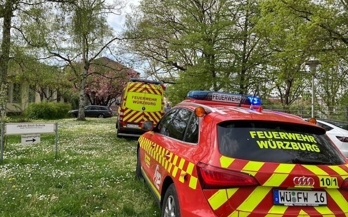 Feuerwehrautos beim Brandeinsatz an der Jakob-Stoll-Realschule Feuerwehrautos beim Brandeinsatz an der Jakob-Stoll-Realschule