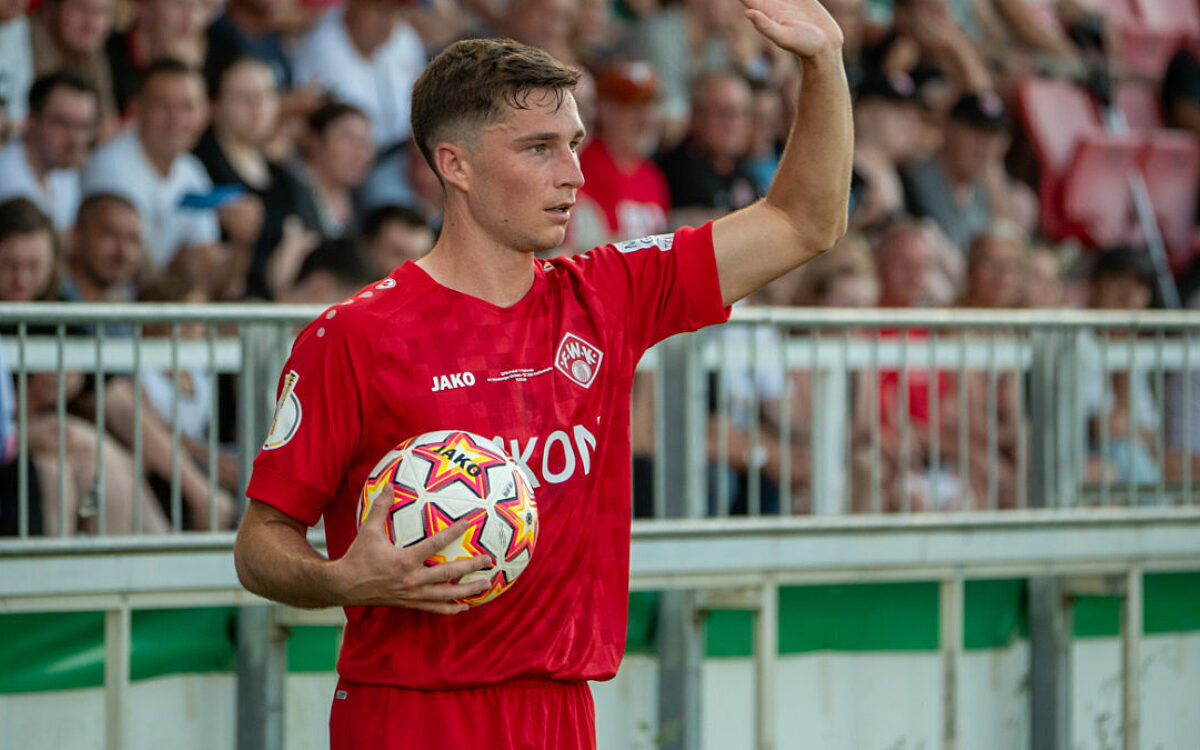 Spieler Würzburger Kickers Tim Kraus nah Spieler Würzburger Kickers Tim Kraus nah