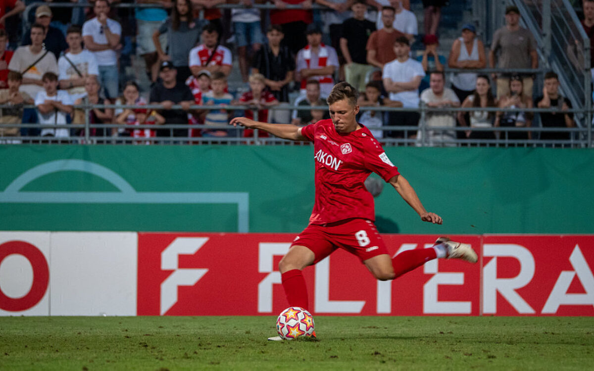 Spieler Würzburger Kickers Fabian Wessig zieht ab Spieler Würzburger Kickers Fabian Wessig zieht ab