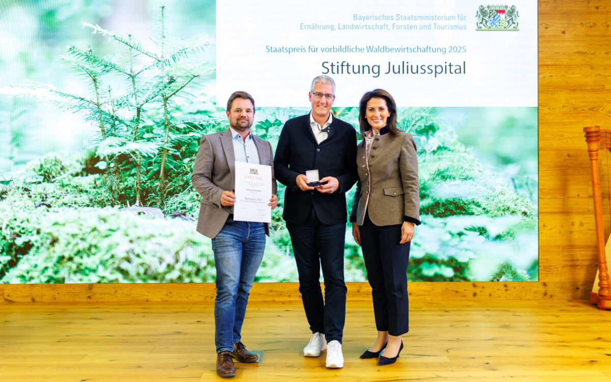 Die Stiftung Juliusspital bekommt den Bayer. Staatspreis für vorbildliche Waldbewirtschaftung Die Stiftung Juliusspital bekommt den Bayer. Staatspreis für vorbildliche Waldbewirtschaftung