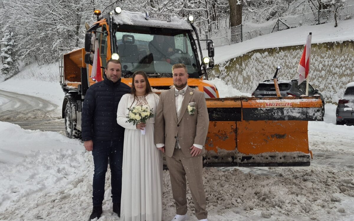 Bürgermeister Stefan Rottman mit Brautpaar vor Winterdienst Fahrzeug