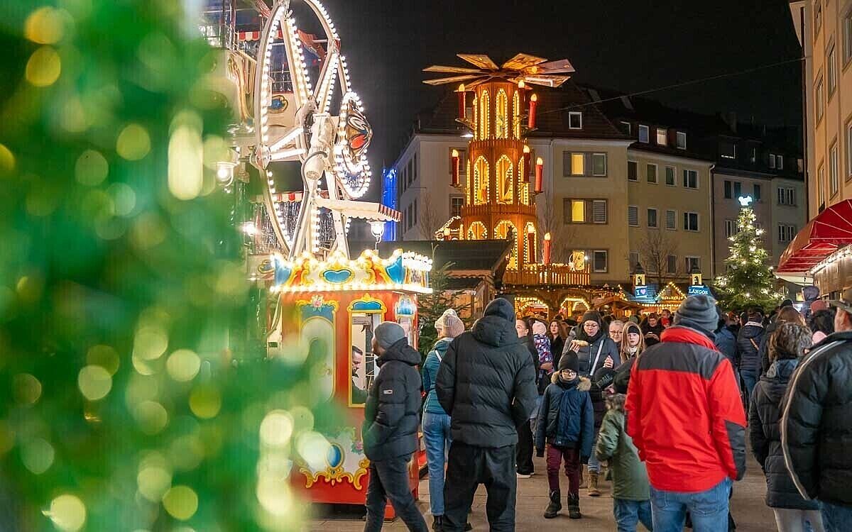 Würzburger Weihnachtsmarkt mit Blick auf die Glühweinpyramide in der Eichhornstraße Würzburger Weihnachtsmarkt mit Blick auf die Glühweinpyramide