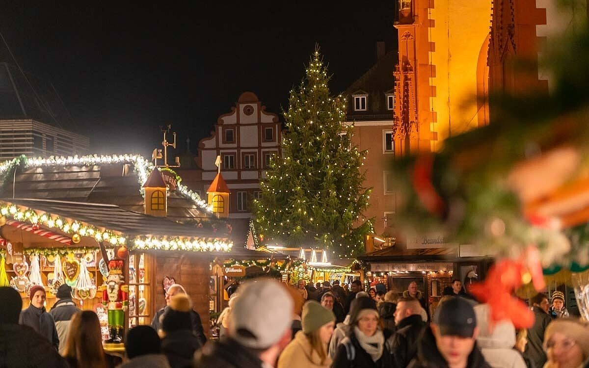 Würzburger Weihnachtsmarkt mit Blick auf den beleuchteten Weihnachtsbaum auf dem Unteren Markt Würzburger Weihnachtsmarkt mit Blick auf den beleuchteten Weihnachtsbaum auf dem Unteren Markt