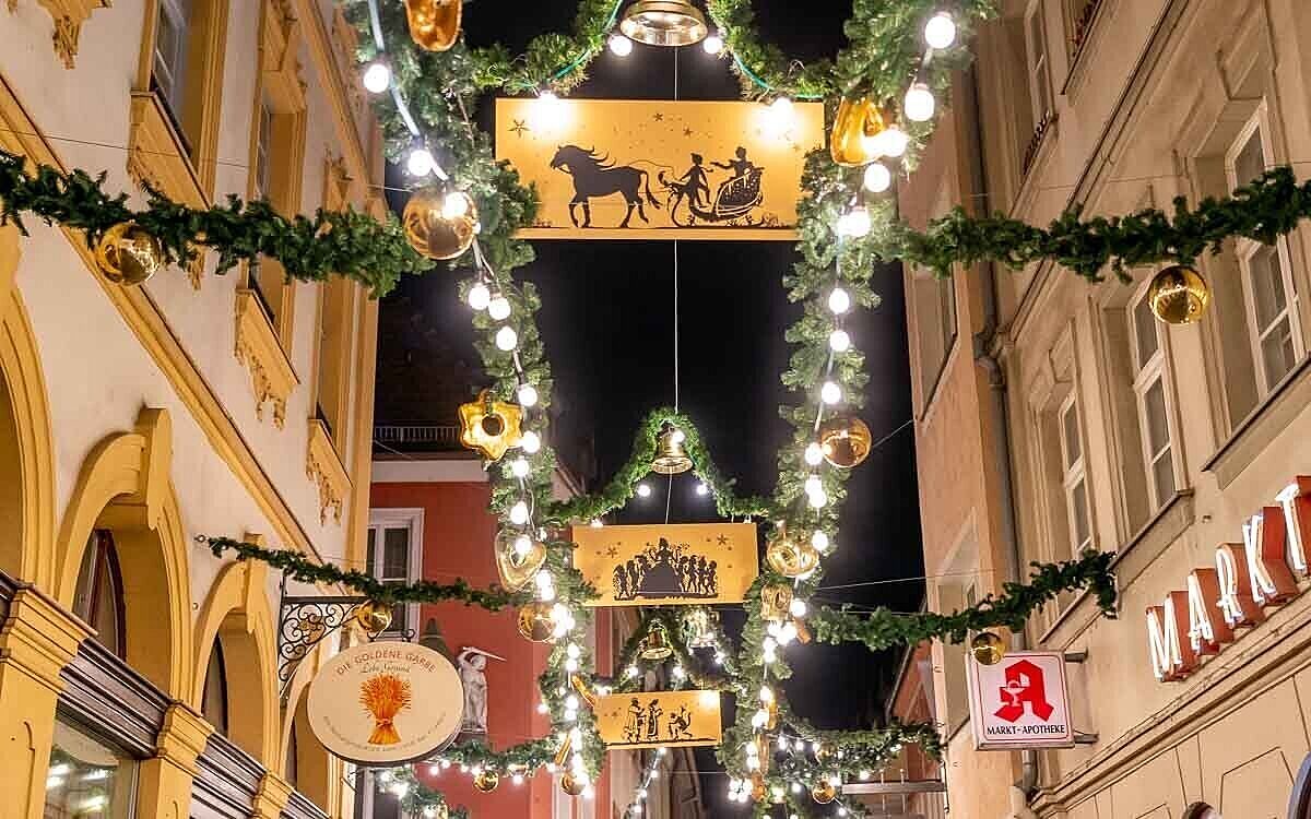 Würzburger Weihnachtsbeleuchtung in der Schustergasse Würzburger Weihnachtsbeleuchtung in der Schustergasse