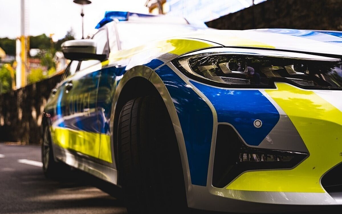 26 08 20 Polizeiauto links Halbtotale Funkhaus W Ue 26 08 20 Polizeiauto links Halbtotale Funkhaus W Ue