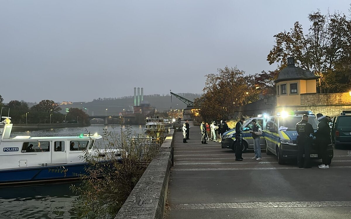 Die Polizei kontrolliert am Kranenkai wegen Drogendelikten Die Polizei kontrolliert am Kranenkai wegen Drogendelikten