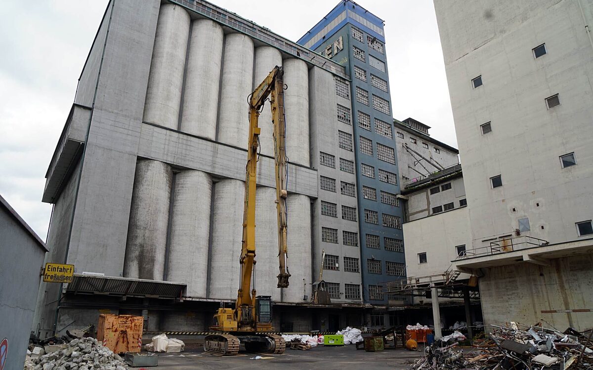 Abriss Neuer Hafen Raiffeisen Abrissbager vor Silos Abriss Neuer Hafen Raiffeisen Abrissbager vor Silos