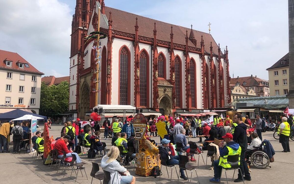 Aktion Nimm Platz mit Blick auf die Kundgebung Aktion Nimm Platz mit Blick auf die Kundgebung