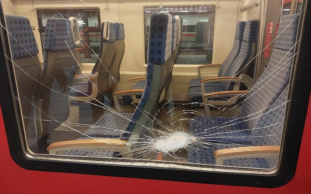 Unbekannte Steinwerfer haben die Scheibe eines Zuges bei Kitzingen getroffen