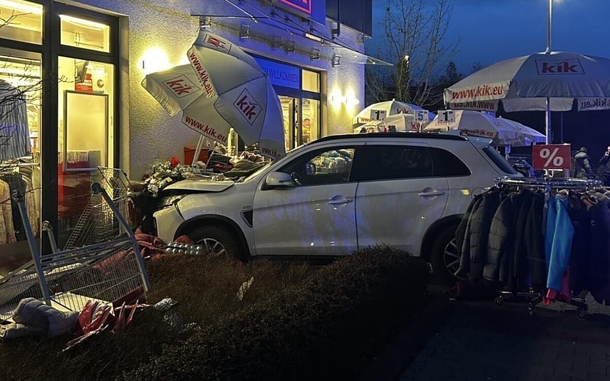 Auto rammt Eingangsbereich eines Geschäfts am Heuchelhof